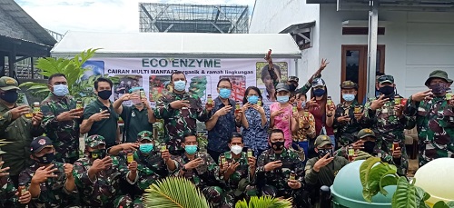 Tampak para Dansubsektor bersama Dansektor 21 Brigjen TNI Yusep Sudrajat saat berfoto sambil memperlihatkan Eco Enzyme