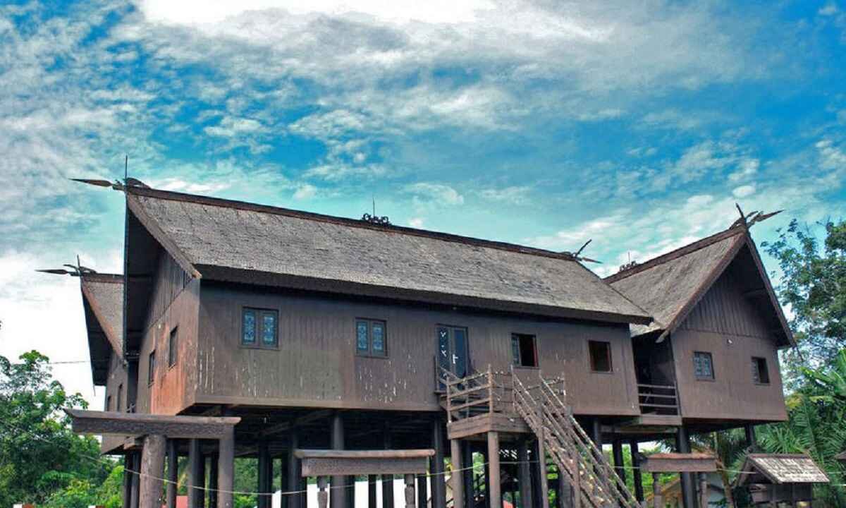 5 Rumah Adat Kalimantan Barat, Gambar dan Penjelasannya!
