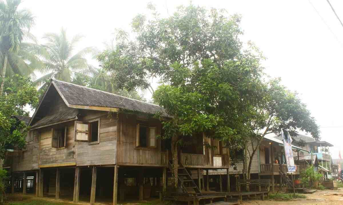 5 Rumah Adat Kalimantan Timur dengan Gambarnya