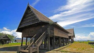 Rumah Adat Sulawesi Barat Gambar dan Makna Filosofisnya!
