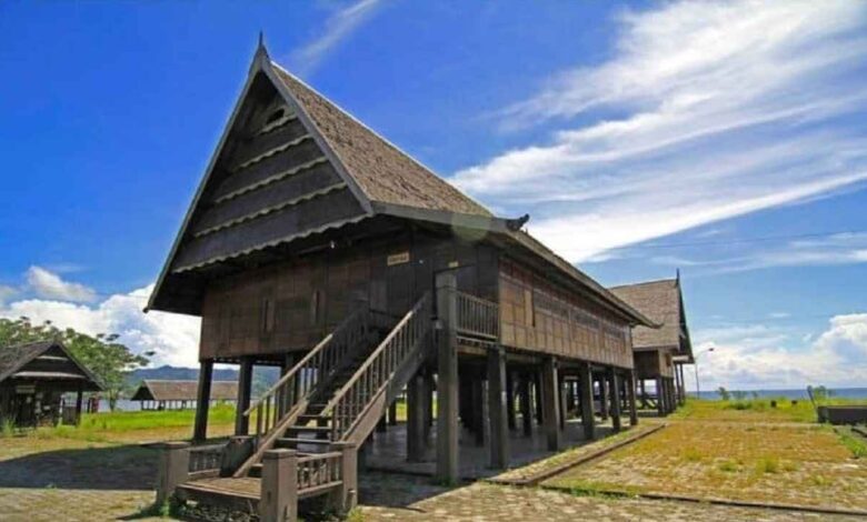 Rumah Adat Sulawesi Barat Gambar dan Makna Filosofisnya!