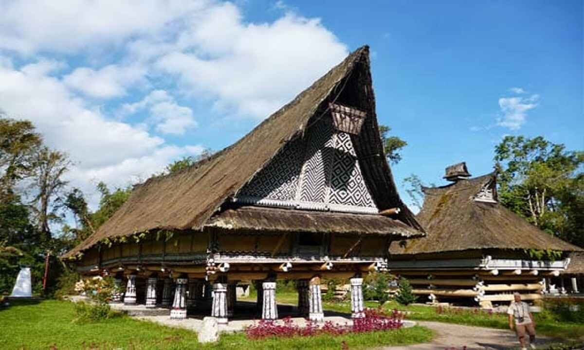 6 Rumah Adat Sumatra Utara dan Keunikannya Masing-Masing