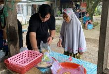Peduli UMKM, Anggota DPRD Subang Muhamad Fadhil Hilmi Borong Takjil Ramadhan