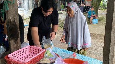 Peduli UMKM, Anggota DPRD Subang Muhamad Fadhil Hilmi Borong Takjil Ramadhan